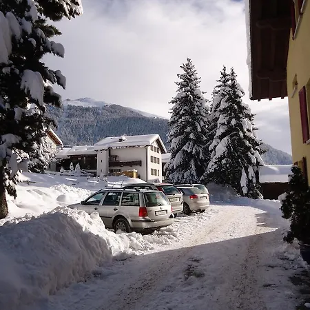 מלון Les Touristes 2*