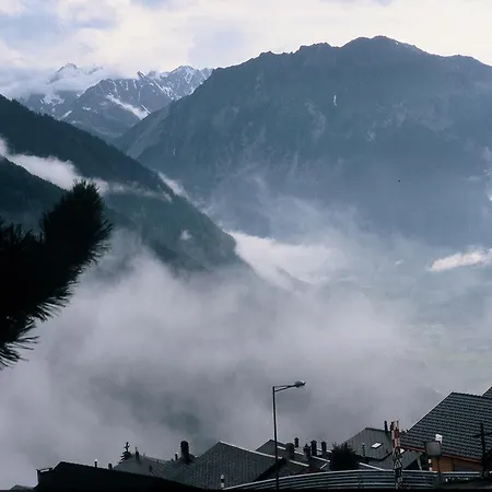 Les Touristes מלון