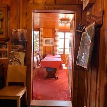 Les Touristes וורבייה