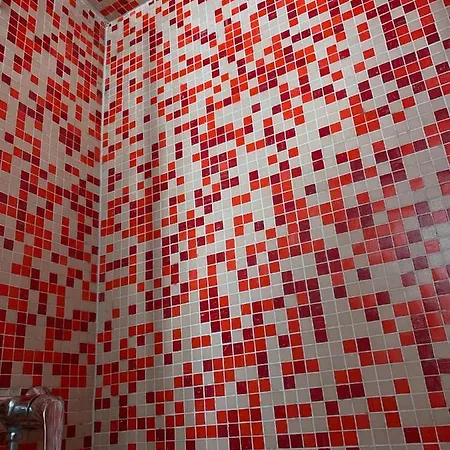 מלון Les Touristes 2*